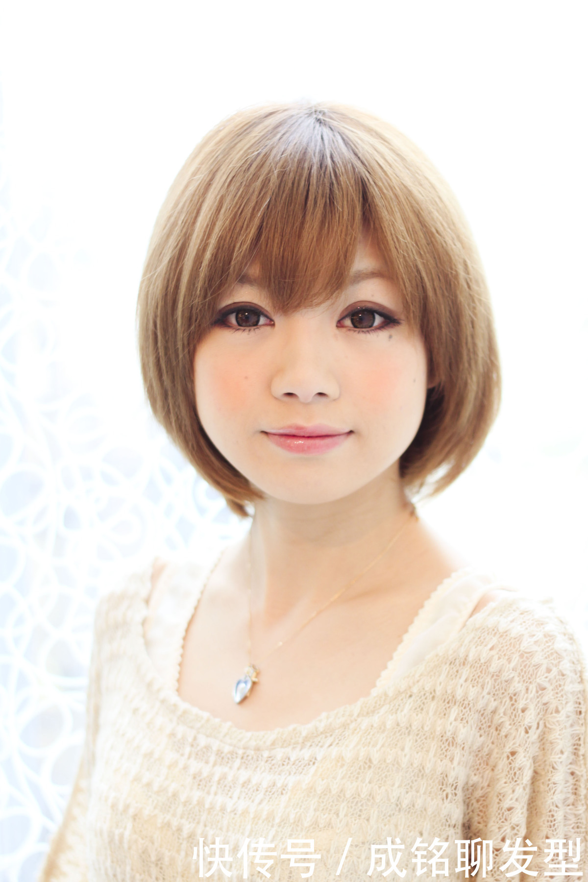 脸圆发量少发质细适合哪种发型呢？短发时尚减龄，蓬松又显发量