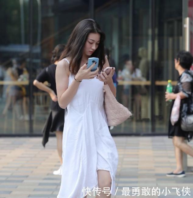 魅力|小姐姐有魅力,穿白色吊带裙时尚又迷人,成为街上一道美丽风景线