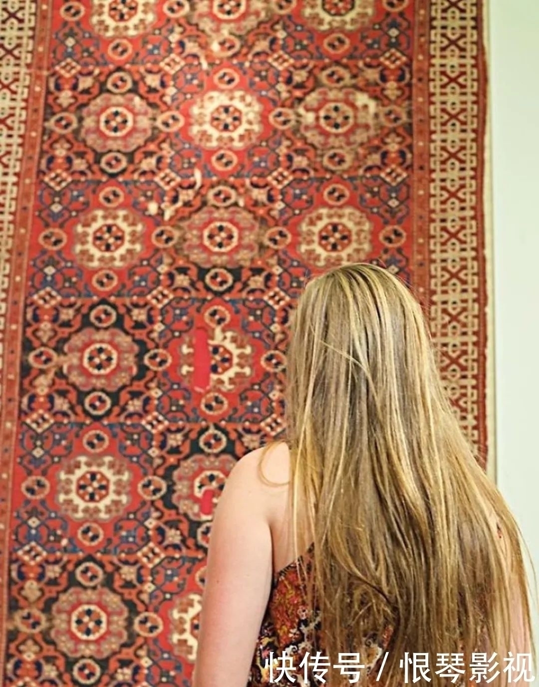 名画&他花2年时间,拍下1000个“撞衫”的人:撞衫不可怕,可怕的是……