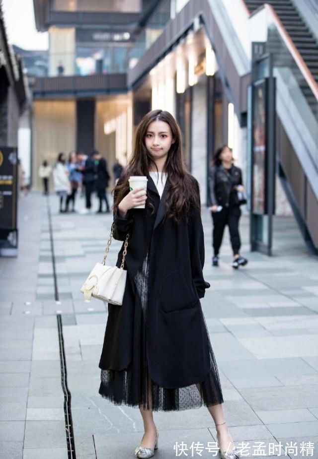大长腿|时尚穿搭：姑娘气质清爽，穿着灰色卫衣，更加的亮丽！