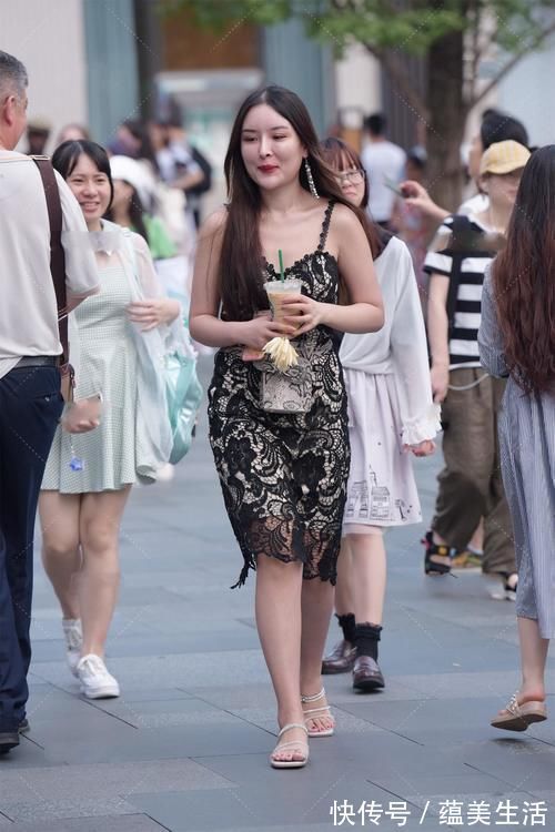 内衬 黑色和白色叠层的连衣裙,有层次感,穿上很高级