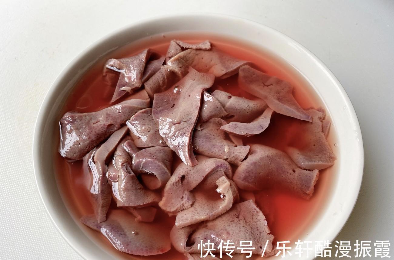美味|猪肝怎么炒才滑嫩大厨教你一招，出锅不老不腥，健康营养又美味