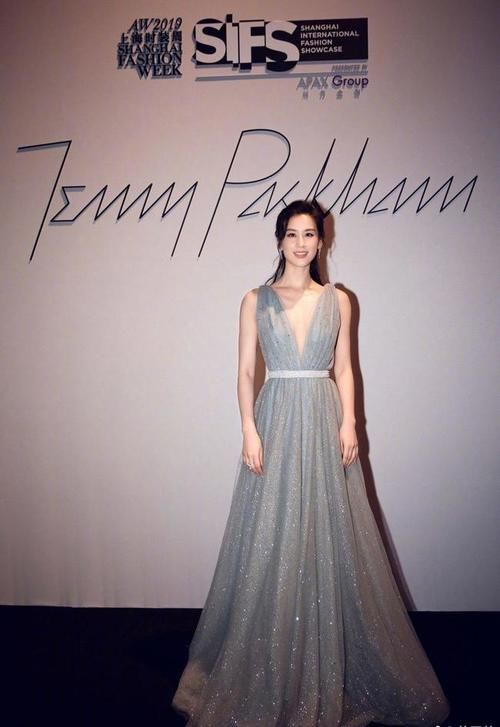 辣妈|时尚辣妈连衣裙亮相!身穿亮片小香风外套,满满的女王风范!