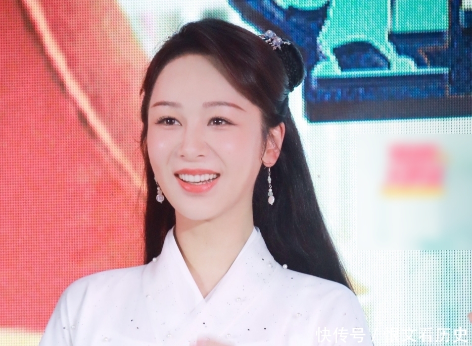 宋亚轩 那英扮演“白素贞”亮相,手上的动作引热议,防疫措施太到位了