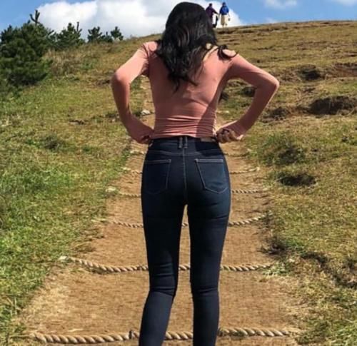 穿搭|美女穿搭：牛仔裤与打底衫的美搭，展现女孩的青春活力