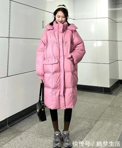 打底衫 最近流行起一种新穿搭,叫“长款羽绒服+鲨鱼裤”,保暖又显瘦