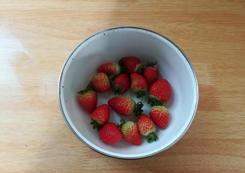 儿子请同学来做客，我用4个鸡蛋做10个小蛋糕，孩子们超爱吃