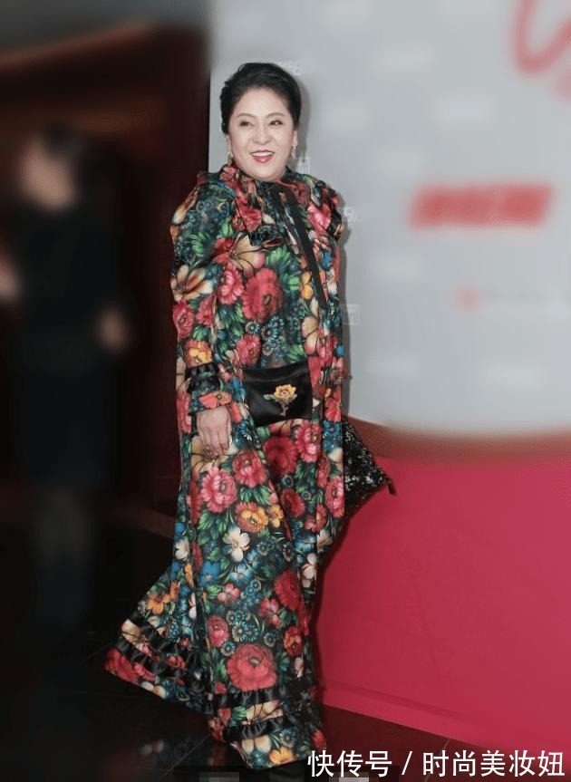 搭配 向太真的太会打扮了,穿“7万”羽绒服配长靴,高级洋气又气质