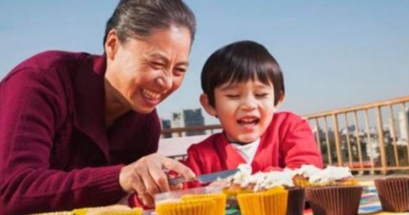 孩子|4个老人抢着带孩子,互不相让,逼疯夫妇俩我生3个每人一个吧