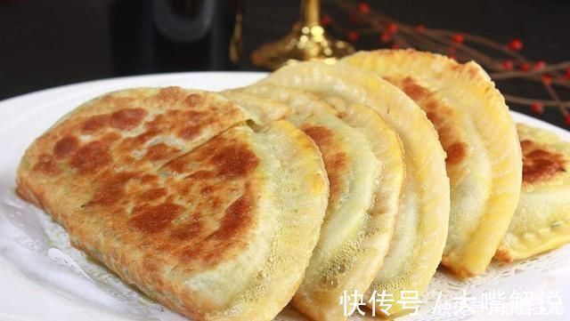 做韭菜盒子时,学会这个技巧,韭菜不出水,韭菜盒子更鲜嫩美味