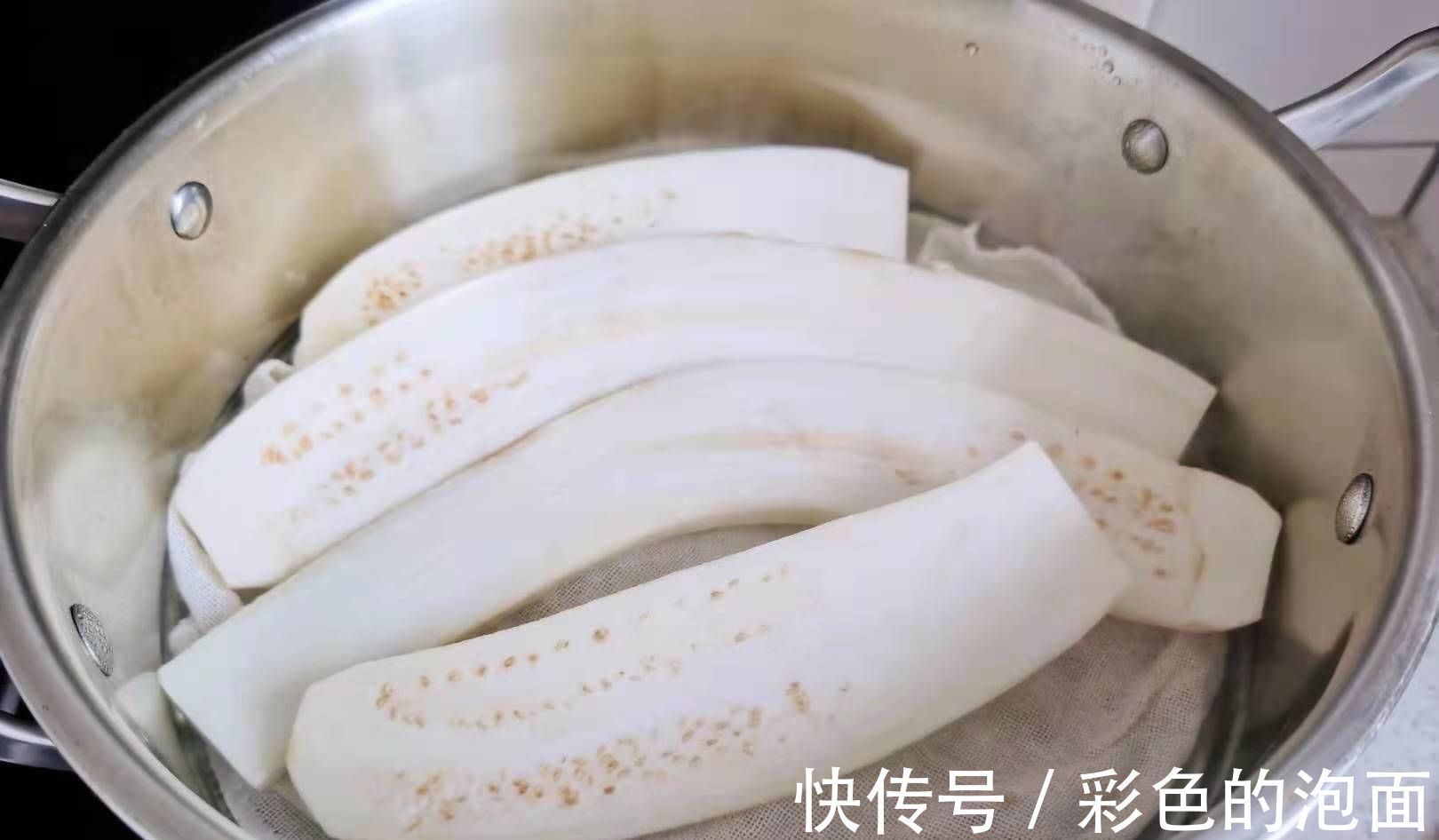 美味|蒸一下撕成条再浇上汁的美味茄子`