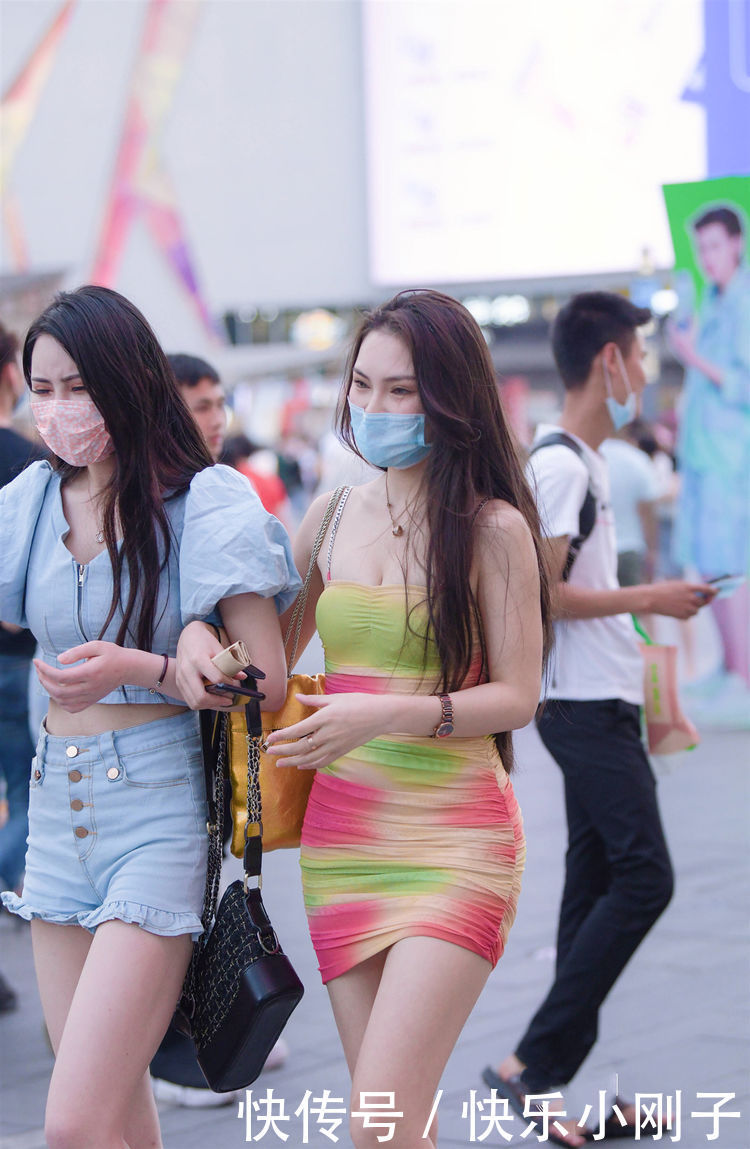 小姐姐穿搭彩虹色吊带紧身裙，尽显迷人风韵