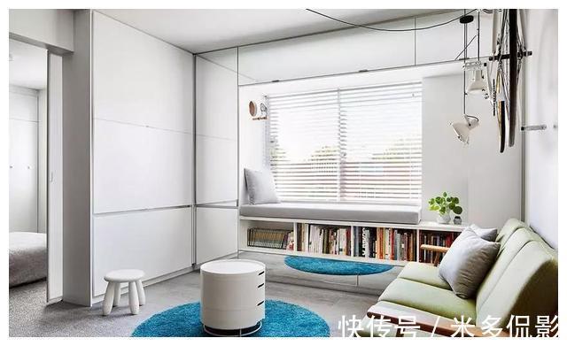 玄关|35㎡小公寓,用自行车做背景墙,躺在书柜上就能晒太阳,好惬意!