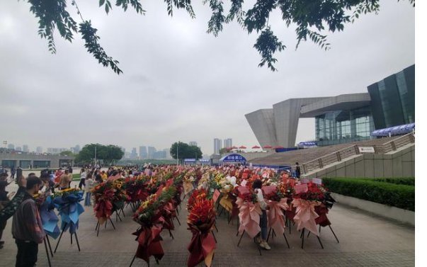 紅玫瑰|1005朵玫瑰花束，場外是送給肖戰的紅海，然而粉絲卻食言了