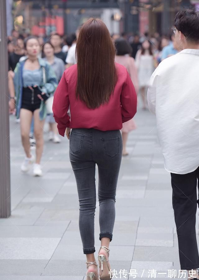 职场|牛仔裤搭配红色衬衣，休闲干练不俗套，日常职场都适用
