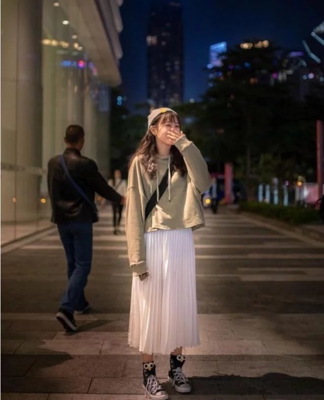 街拍:黑色圆领卫衣搭配黑色破洞牛仔裤,很帅气的小姐姐啊