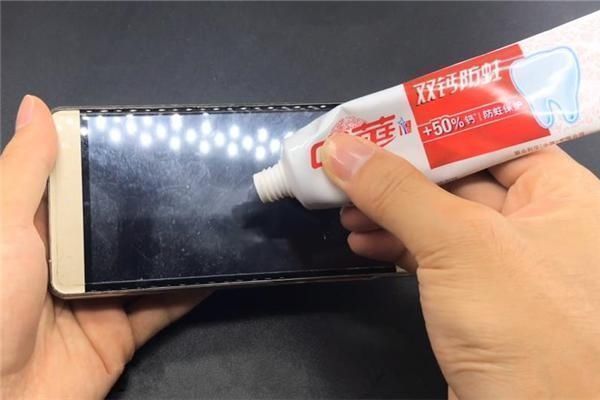 牙膏|睡觉前在脚底抹点牙膏太厉害了，好多人不懂有啥用，看完抓紧试试