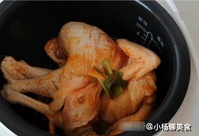 电饭煲|烤鸡“最简单”做法，直接放电饭煲不炒不炖，香嫩可口吃起来真香
