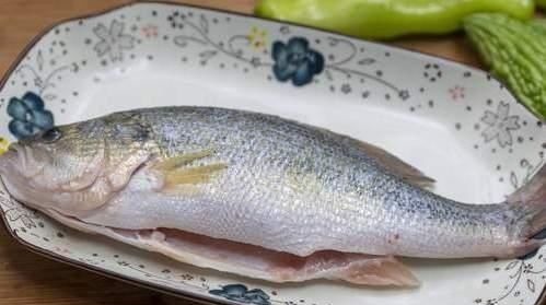 清蒸鱼时,放盐和生抽是外行,大厨教您正确做法,鱼肉鲜嫩又入味