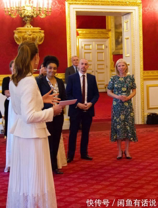 穿搭|凯特王妃扎马尾更显年轻,穿粗花呢西装裙出席酒会,简单却很高级