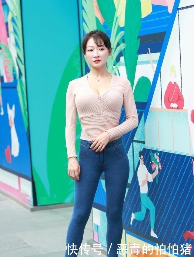 街拍美女小姐姐高颜值身材好，紧身裤的穿搭，显性感魅力