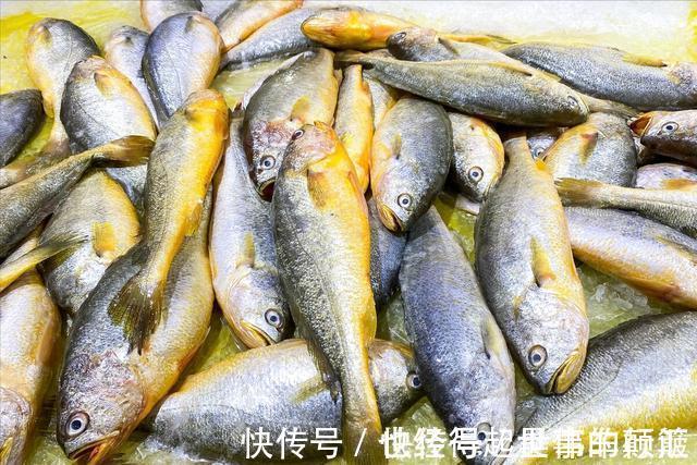 不管解冻什么鱼，都别直接用水泡，渔民教你一妙招，跟活鱼一样鲜