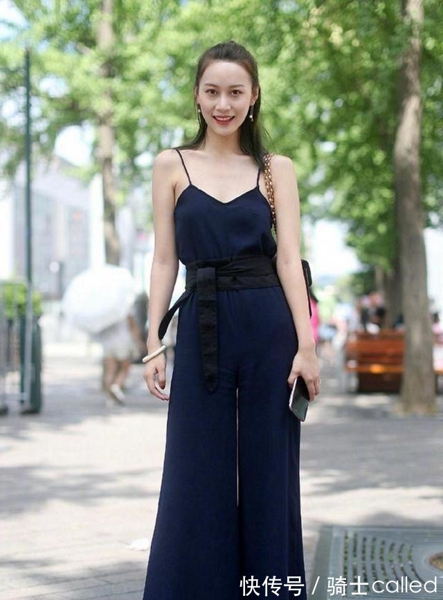 高跟鞋 黑色T恤衫搭配格子百褶裙,清纯迷人,学生气十足!