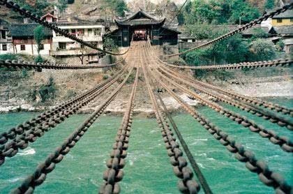 泸定桥|泸定桥始建于清朝，没有起重机，是如何将40吨铁链铺设开来的？