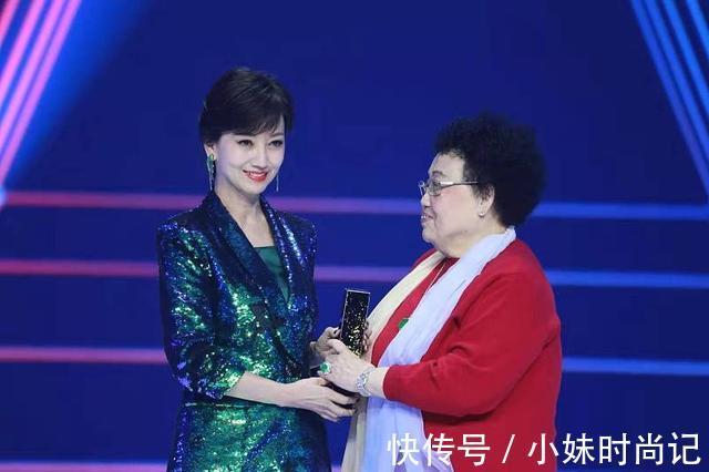 陈丽华|女强人的气场就是强，陈丽华就算穿很简单的服装，气势也很强