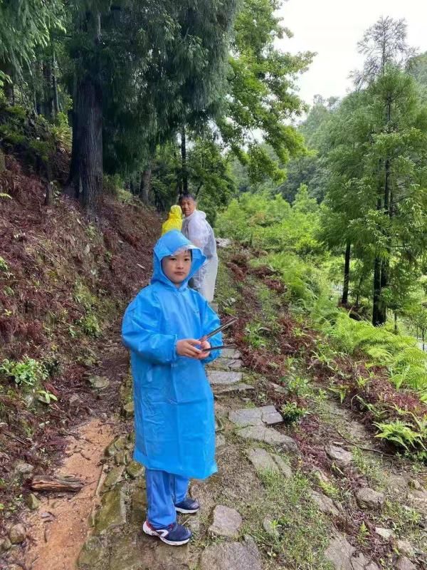 志愿者们|出门旅游带上垃圾袋、夹子和手套清理垃圾？这群环保志愿者远不止做了这些