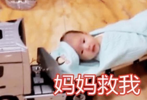 小宝宝|爸爸身负重任，在家独自一人带娃，妈妈回家突袭检查后哭笑不得