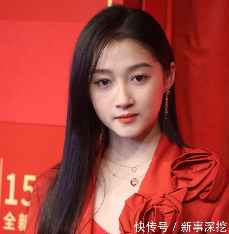 关晓彤现身蜡像馆 直言比自己精致漂亮 同框画面太可爱了 全网搜