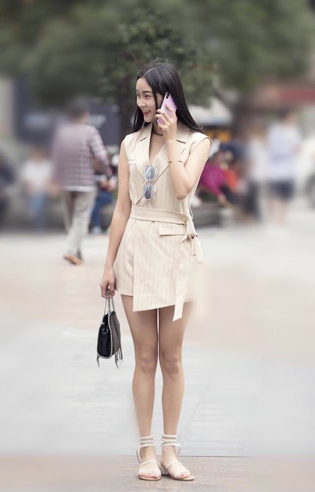 穿搭 小姐姐身穿运动背心,干练又简洁,时尚又性感