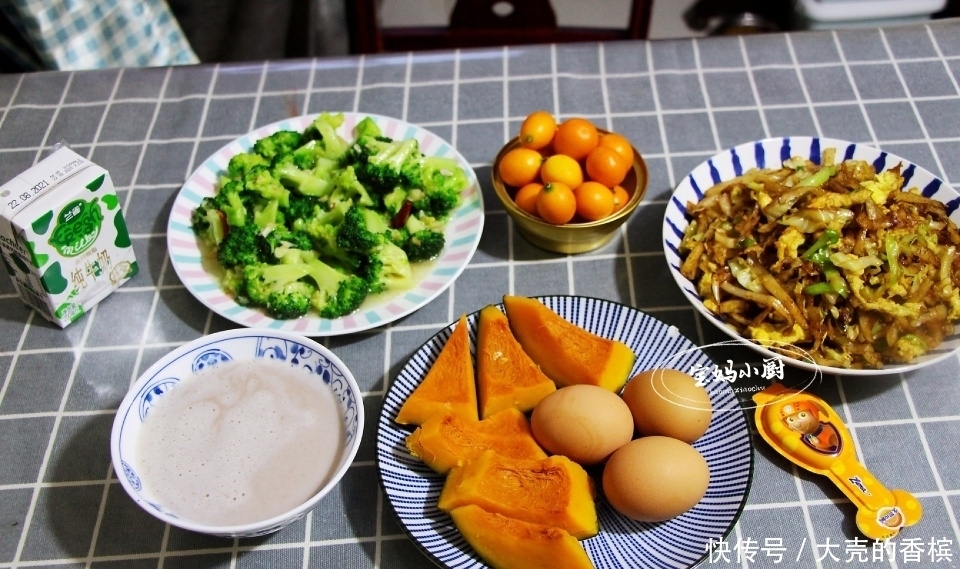 一家三口早餐,用了30分钟,营养十几种,网友:比我家午餐都丰盛