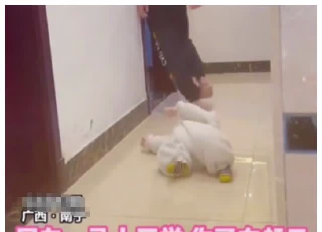 写作业|“二胎家庭”的日常太戳心了，哥哥要写作业，下一秒举动充满无奈