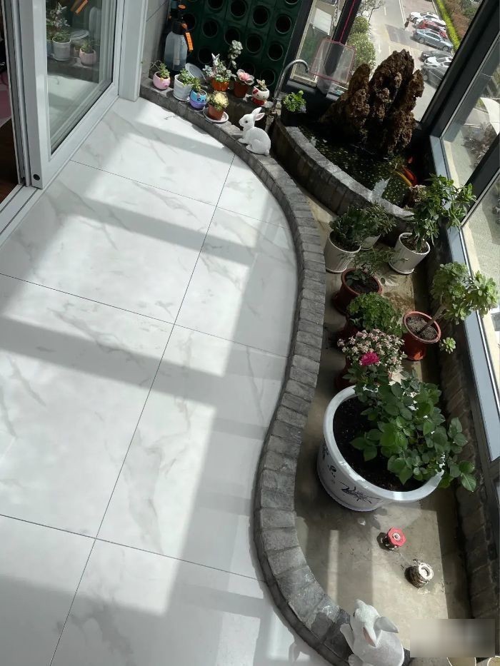 防水|住高层这么干,阳台窗前20公分,用红砖围一圈水池,养鱼种花都好