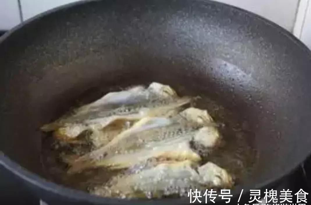 炸鱼时用淀粉还是面粉？大厨教你正确方法，鱼肉又酥又嫩超好吃！