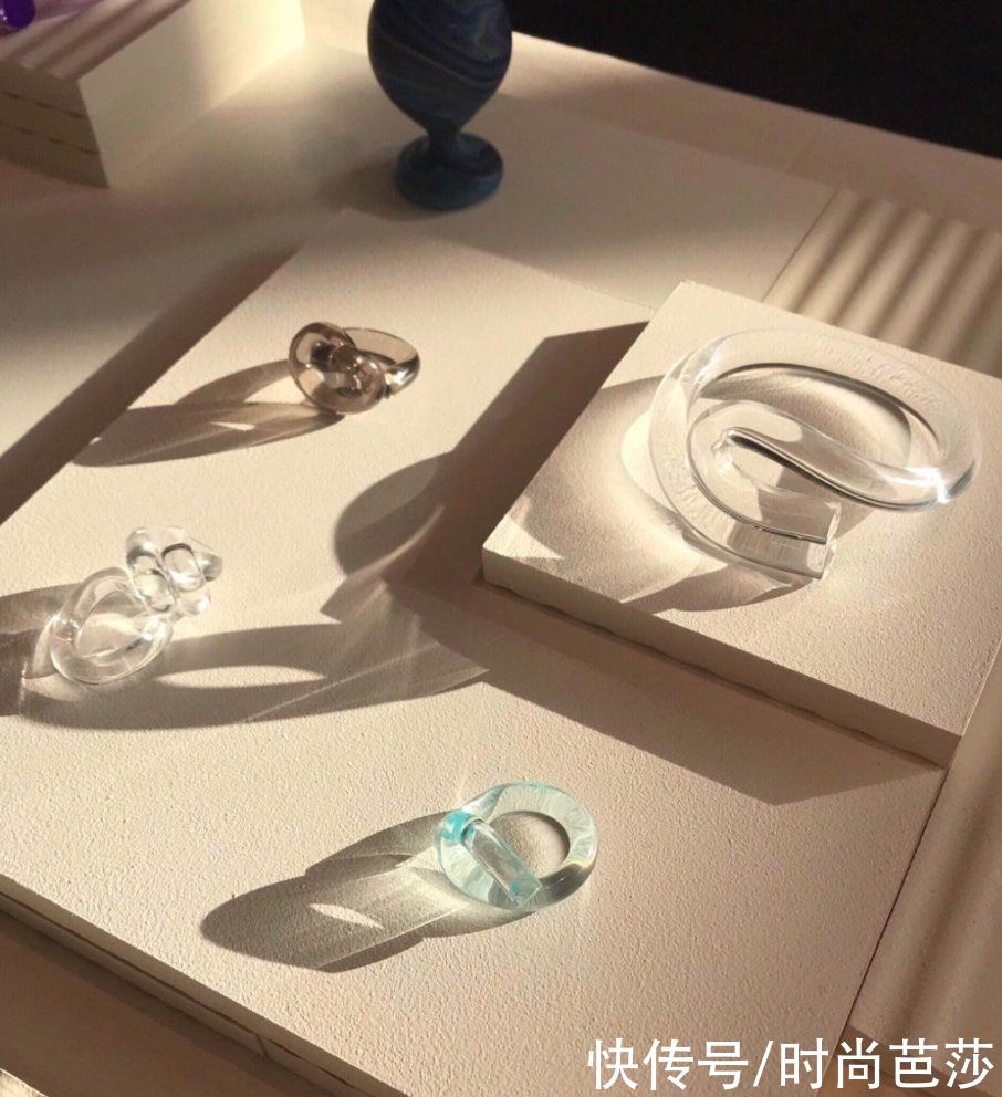 看到Jennie晒手上的戒指，终于找到原因了