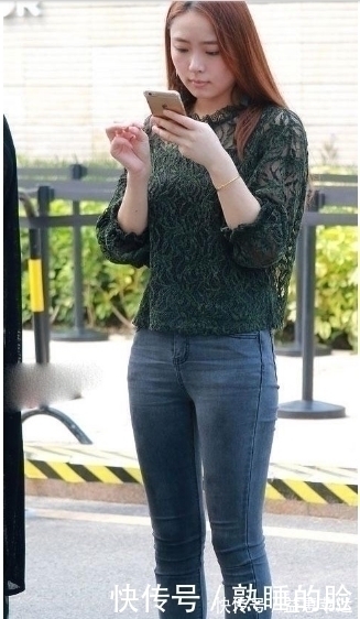 妹子 紧身裤穿出清新的美感,妹子在行走间摇曳更美丽大方,个性满满