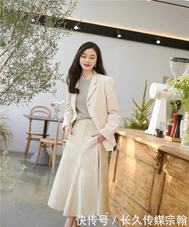 毛衣下面不一定要搭裤子,今年流行“毛衣+半长裙”,气质又高级