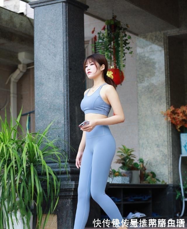 青春|扎馬尾的小姐姐，穿運動背心和瑜伽褲，盡顯青春活力