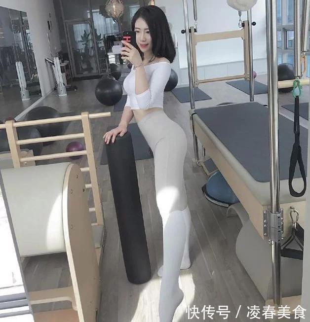 穿衣风格|街拍：营造浪漫唯美的魅力，舒适透气的打底裤，美女秀出玲珑身姿