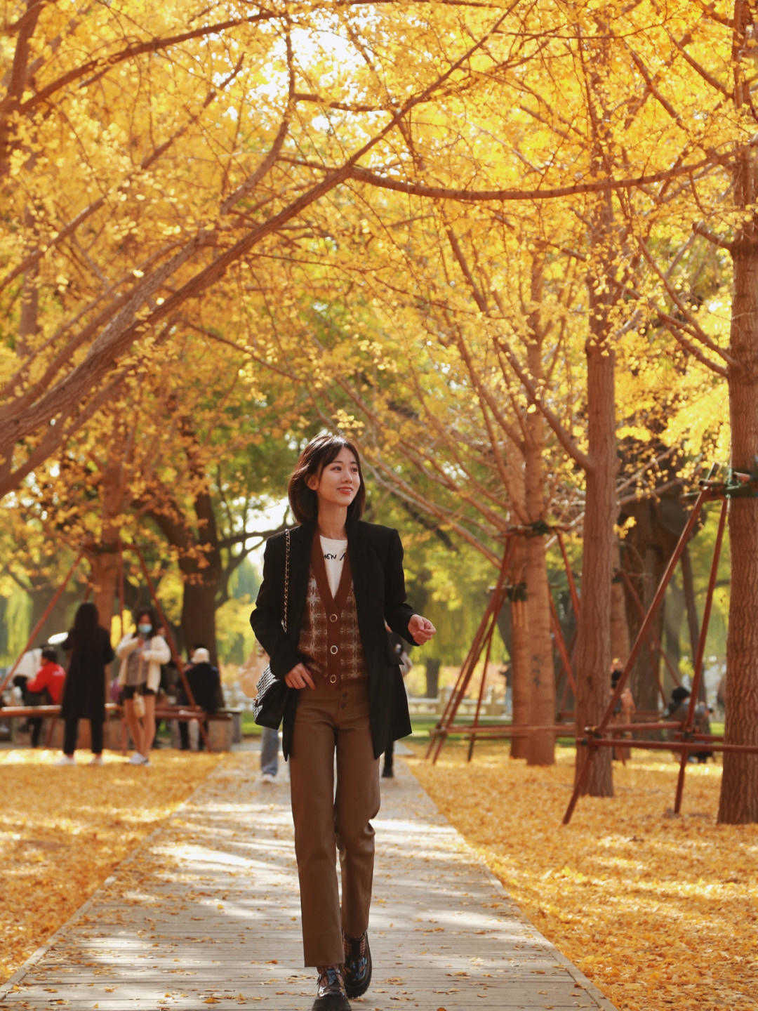 大地色|秋季给“小个子”女生的5套搭配指南，上身显高又显瘦，超好看