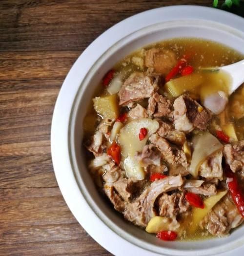 炖羊肉时,记住放“1白1红1黄”,炖出的汤汁清亮羊肉香,无膻味