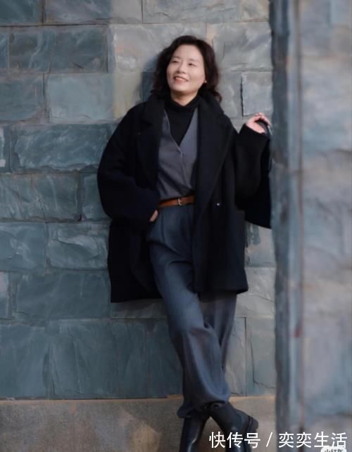 珍珠项链|讲真,穿灰色就服这些50+女人!她们的灰色穿搭,越看越有气质