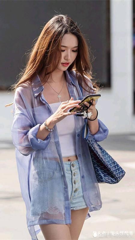 街拍，气质如画的靓丽佳人，唯美穿搭引领时尚潮流，展现最美好的一面