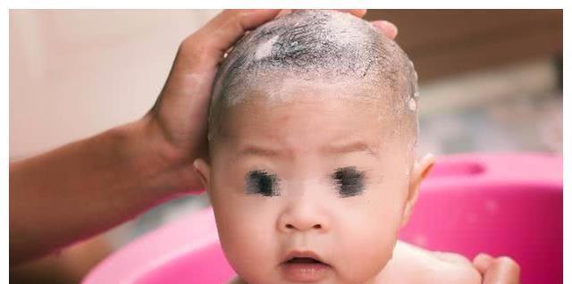 澡盆|给孩子洗澡忘带毛巾,妈妈转身去拿,回来后女儿“永远”闭上双眼