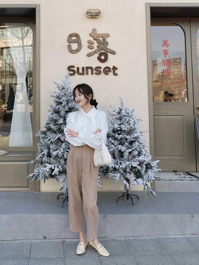 小蛮腰|花哨衬衫过时了,今秋流行“白衬衫+烟管裤”,配上低跟鞋超好看