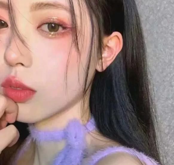 脸上这“3地方”凸起的女生,是标准“樱花脸”,全中闺蜜都嫉妒