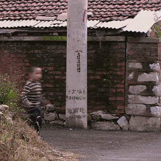 |搞笑GIF:姑娘 你穿的这是裙子吗